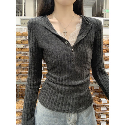 Knopfleiste, halb offener Kragen, gebürstete Spitzenapplikationen, tailliertes, plissiertes Oberteil