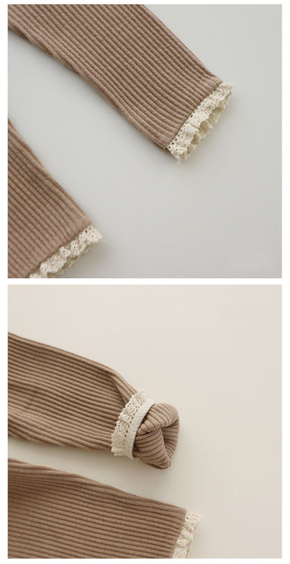 Babys und Mädchen tragen Leggings über Herbsthosen