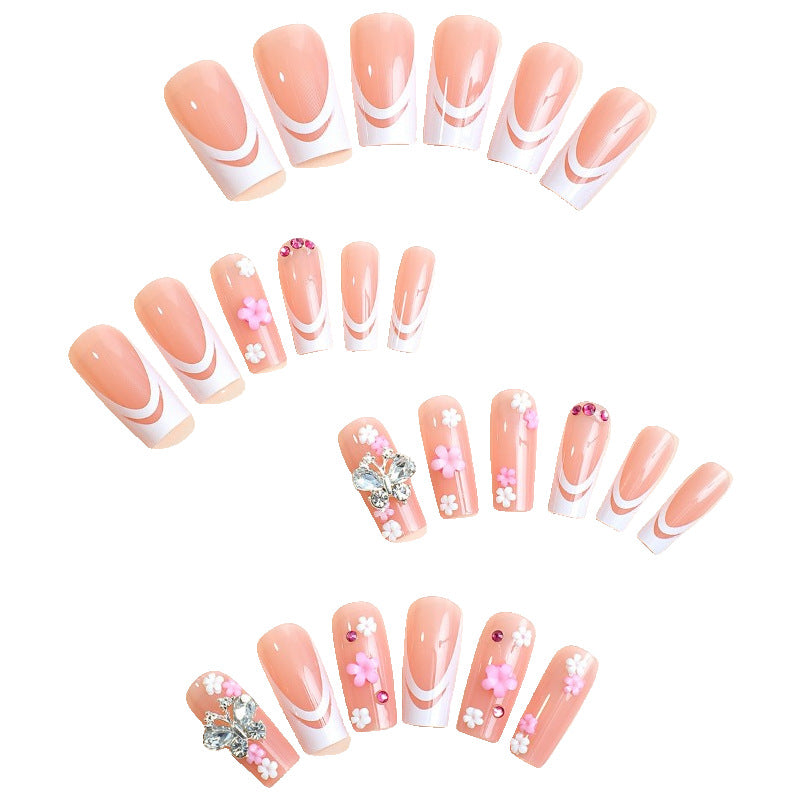 Nageldesign im französischen Stil mit Schleife und Blume