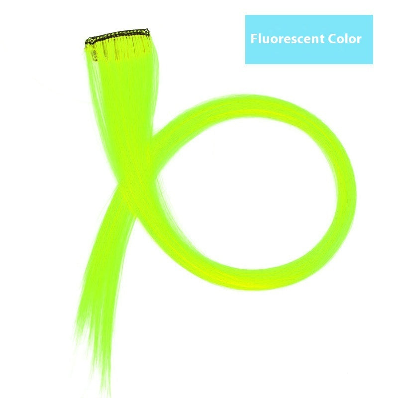 Buntes Haar, hängende Ohren, gefärbte Perücke, Haarverlängerung, farbige Streifen, angesagte Farben