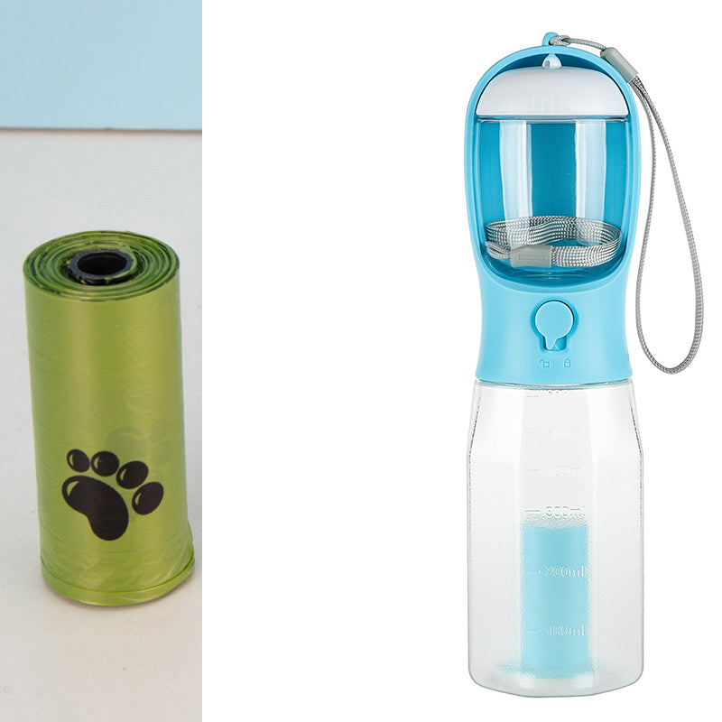 Tragbare 3-in-1-Trinkflasche für Katzen und Hunde: Auslaufsicher, multifunktional, mit Futter- und Wasserspender sowie Kotbeutelspender.