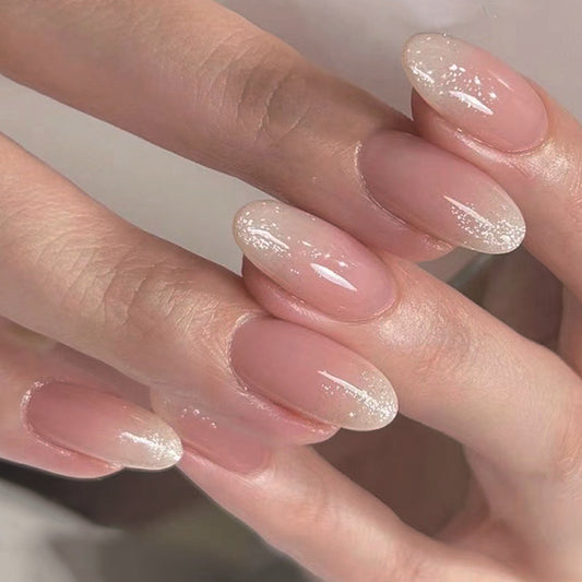 Kurze, ovale Glitzer-French-Maniküre – ein perfektes Nageldesign