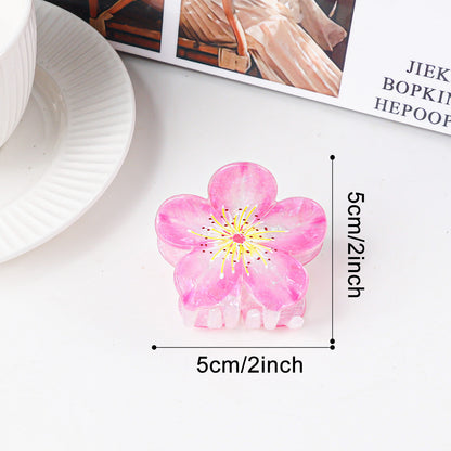 Süße Pflaumenblüten-Feenfrisur im floralen Hochsteckfrisur-Stil mit Haifisch-Haarspange – passend für alle Damen.