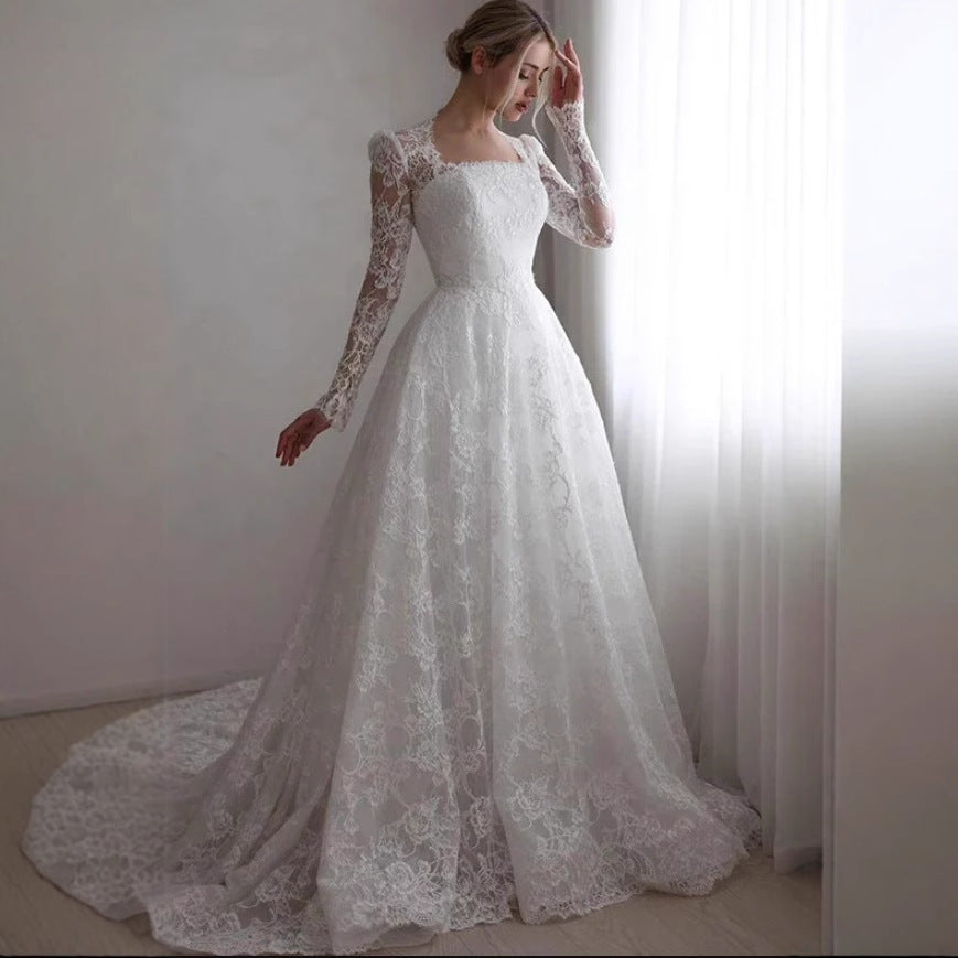 Besticktes, langärmeliges Brautkleid mit Schleppe