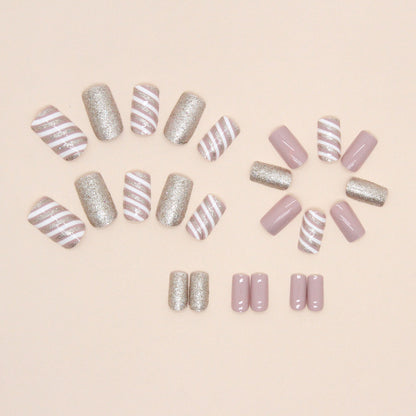 Champagnerfarbene Weihnachts-Twill-Maniküre, mittellang