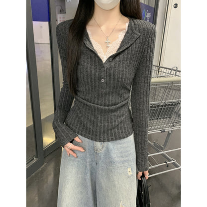 Knopfleiste, halb offener Kragen, gebürstete Spitzenapplikationen, tailliertes, plissiertes Oberteil