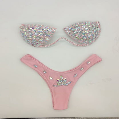 Eleganter Diamanten-Bikini, Diamanten aufnähen