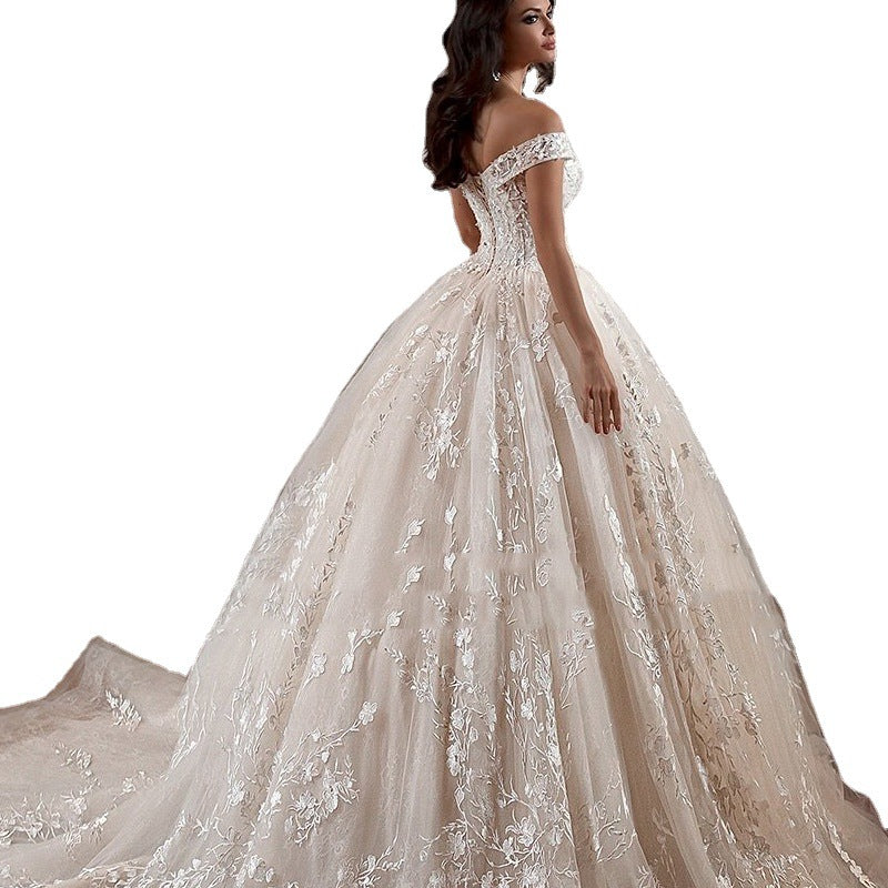 Schulterfreies, schlichtes kleines Brautkleid im französischen Stil mit Schleppe im Mori-Stil